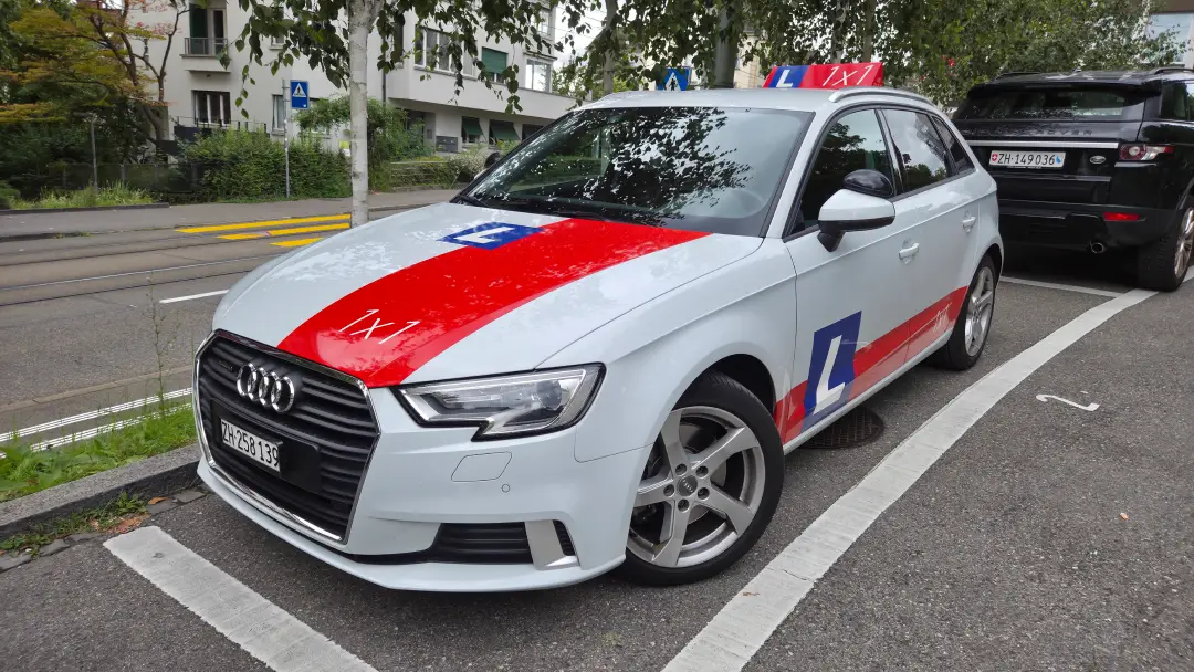 Audi A3 der Fahrschule 1x1 vor einer Fahrstunde in Oerlikon